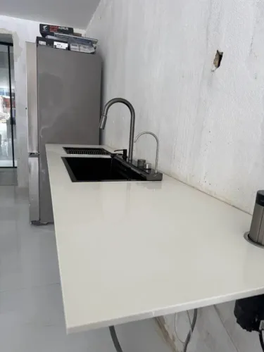 Pia Quartzo Branco 1,8 + Kit Cuba Gourmet Aço Inox 304 Fosco de 3 Cascatas + Calha Úmida  