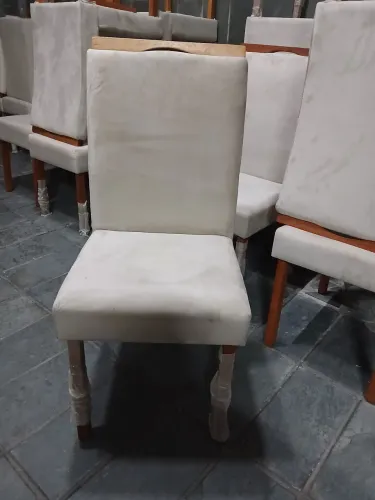 Vendo cadeira com pe de madeira de mostruário de loja