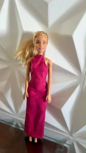 Boneca Barbie Clássica Loira com Vestido Comprido Rosa