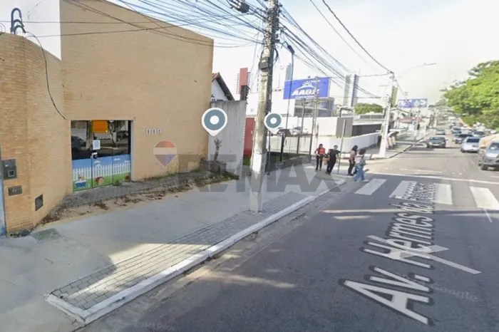 Casa Comercial: Oportunidade na Av. Hermes da Fonseca próximo ao Edifício Hermes 880