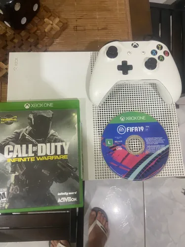 Vendo Xbox One + jogos R$ 1.300,00 *