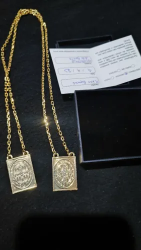 Escapulário 3D masculino com triplo banho de ouro e verniz protetor de alta durabilidade.