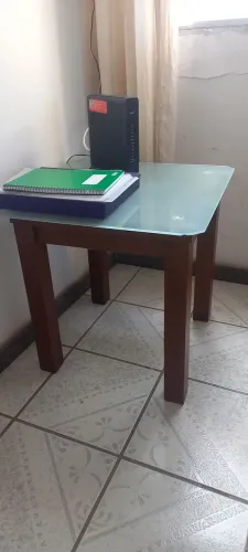 PMesa Lateral de Canto - Tampo de Vidro e Pés em Madeira de Lei (60x60)