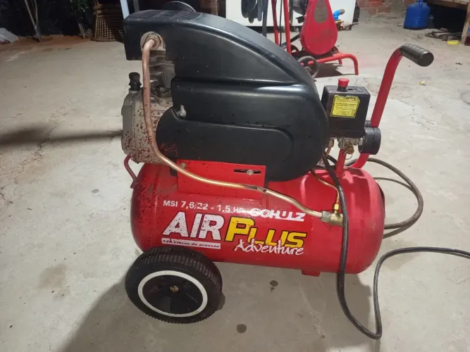 Vende-se um compressor de ar semi novo 