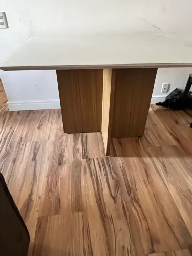 Mesa moderna compacta 
