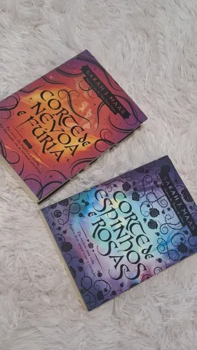 Livros Corte de espinhos e rosa e Corte de névoa e fúria (Acotar) 