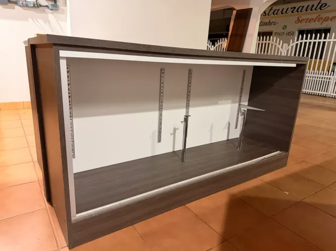 BALCÃO EXPOSITOR COM PORTAS DE VIDRO