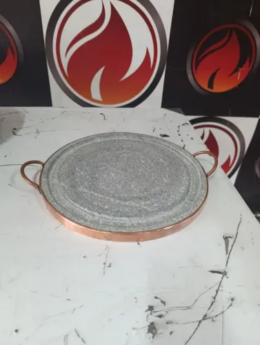 Pedra sabão tenho 1 unidade disponível conhecida por reter calor e manter os alimentos
