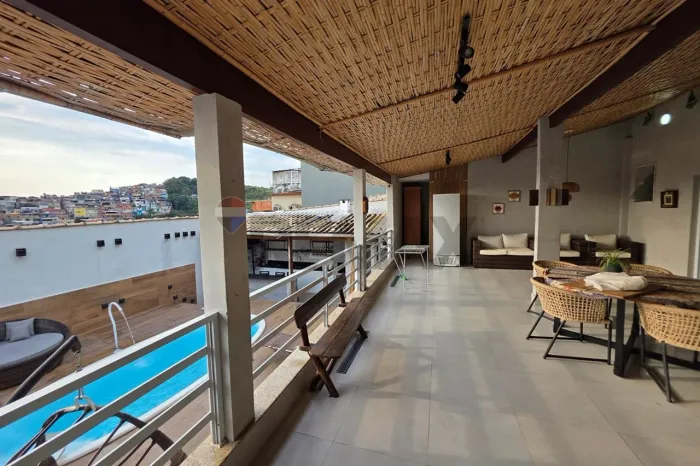CASA MODERNIZADA COM 3 QUARTOS, SUÍTE COM CLOSET, PISCINA E ÁREA GOURMET