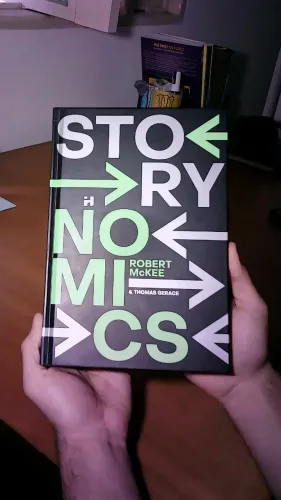 Livro Storynomics bem preservado (Comprado em 2025)