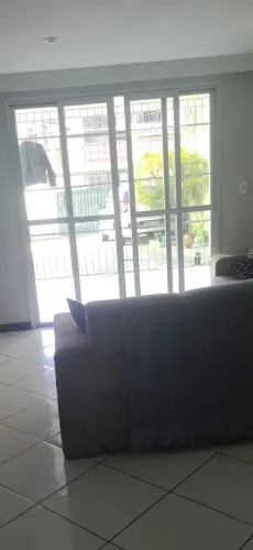 2 básculas e uma porta