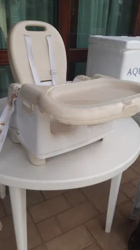 Vendo cadeira de alimentação portátil.