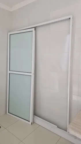 Vende porta de alumínio e vidro