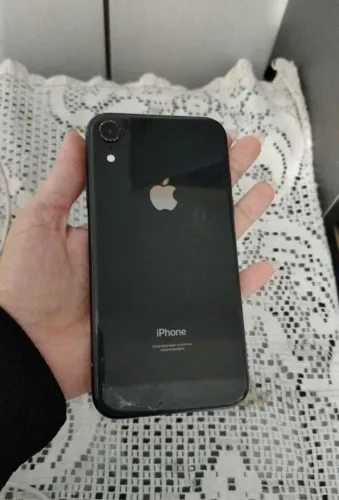 iPhone Xr com um pequeno na tela traseira