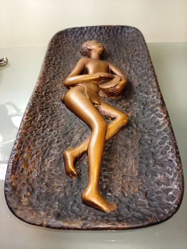 Placa decorativa em alto relevo e gesso reforçado