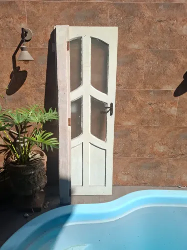 Vendo porta de madeira maçisa usando em perfeitas condições de uso