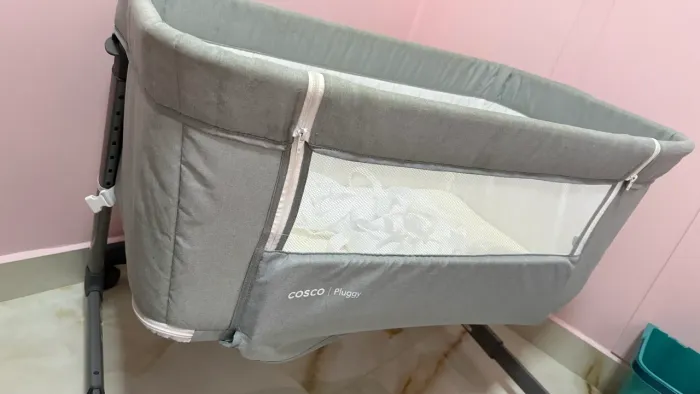 Berço Co-Sleeper Cosco Pluggy Cinza - Excelente Estado de Conservação