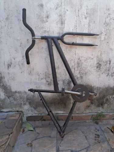Quadro de bicicleta com guidão e pedal