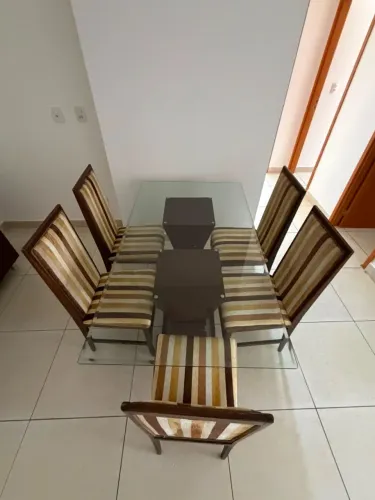 Mesa de Jantar com 5 cadeira 