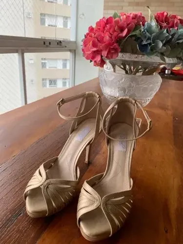 Sandália semi nova
