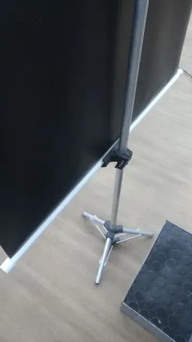 Suporte para banner com garras, com tripé acoplado, otimo estado.