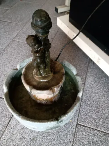 Fonte em pedra sabão usada.