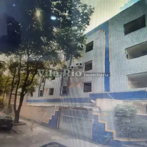 Vende-se terreno com prédio comercial na Praça da Bandeira.