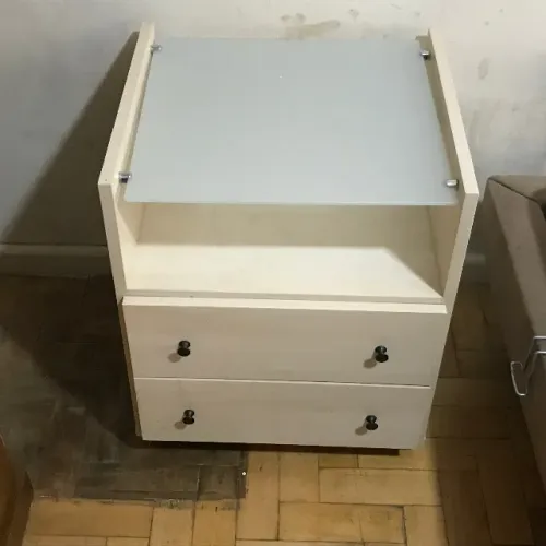 Vendo kit 2 criados mudos em mdf com gavetas rodinhas e tampo de vidro semi novos