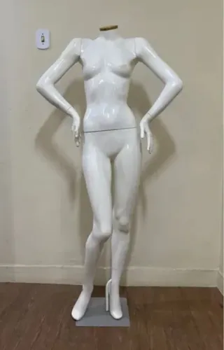 Manequim feminino em fibra de vidro laca branca 