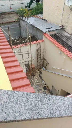 Telhado colonial e churrasqueira