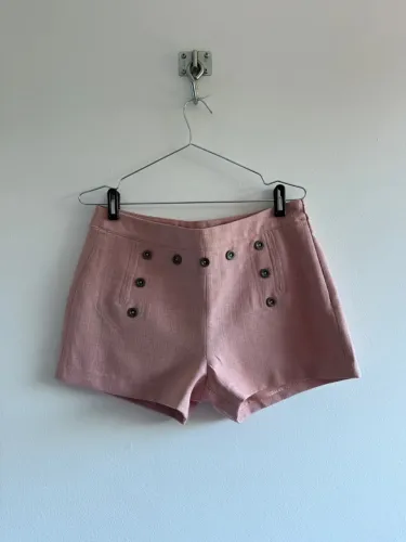 Shorts rosa alfaiataria com botões