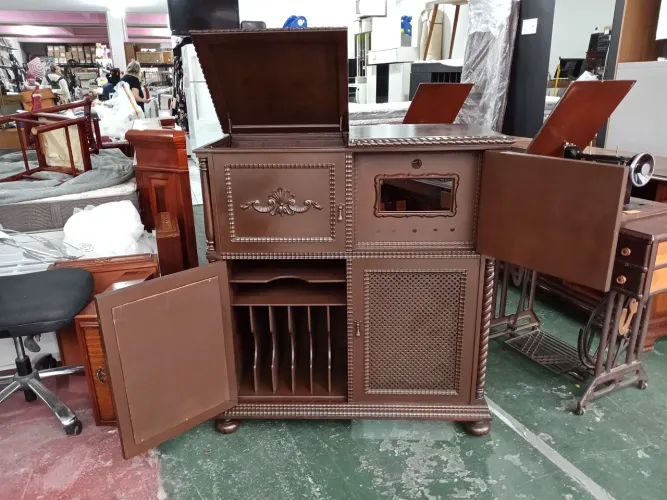 Gabinete de Madeira Maciça Antigo P/Rádio e Vitrola
