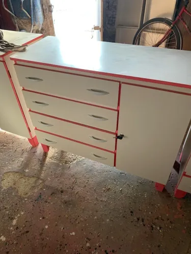 Cômoda branca com detalhes em rosa