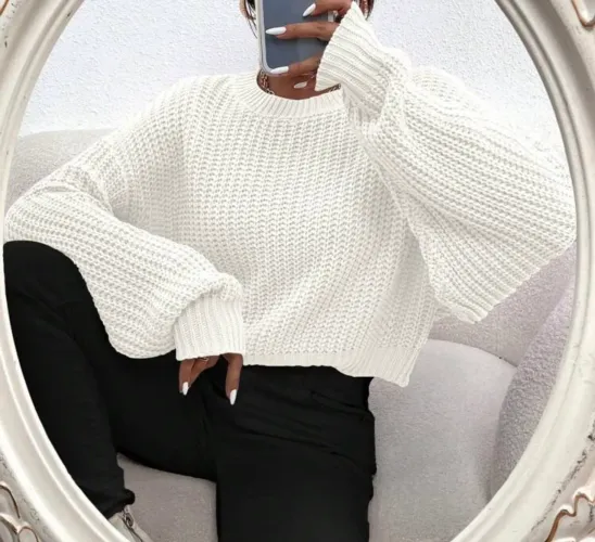 Suéter de tricô branco cropped com mangas bufantes