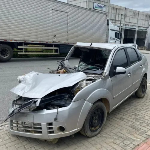 Sucata automóvel Ford Fiesta Sedan, completo ar e direção.