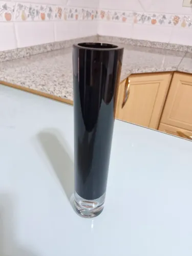 Vaso em vidro preto e redondo