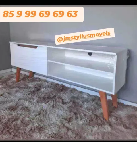 Rack moderno branco com pés de madeira