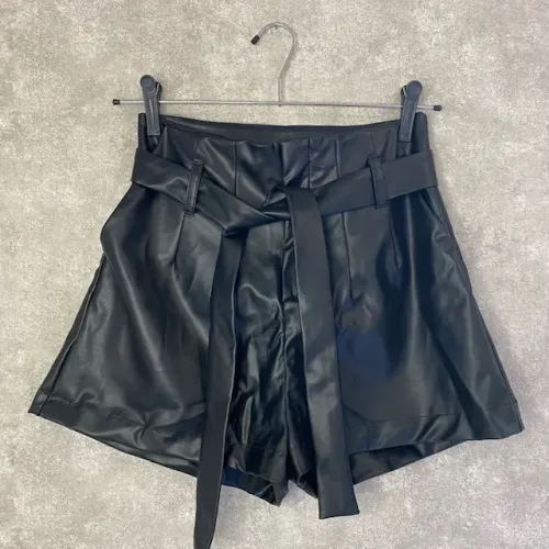 Shorts Preto De Couro Sintético Cintura Alta LV Store Tamanho P Novo Com Etiqueta
