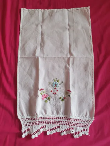 Pano com bordados e crochê