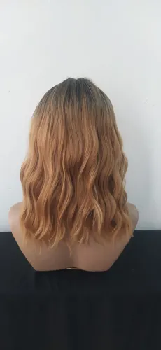 Peruca loira ondulada