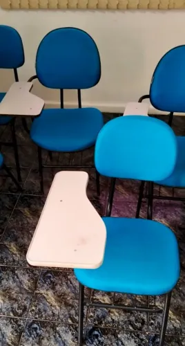 Cadeiras Universitárias com prancheta- bem conservadas
