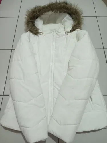 Jaqueta puffer feminina com Capuz de pelos removível 