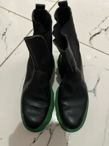Botas Chelsea pretas com sola verde