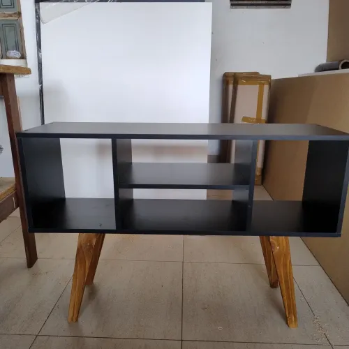 Rack de madeira preto com prateleira Novo Fazemos Entrega