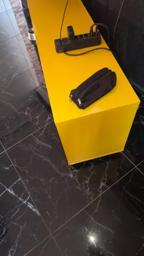 Rack nicho Amarelo com rodinhas 