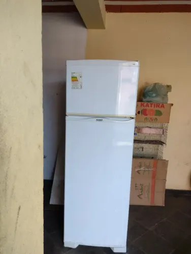 Vende se uma geladeira marca dako