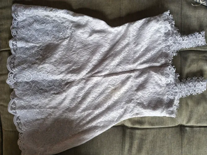 Vestido de renda branco curto