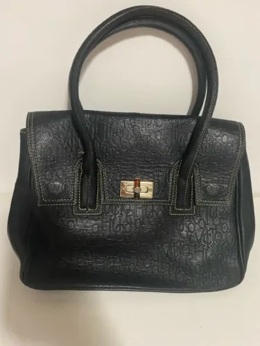 Bolsa de mão preta com detalhes em relevo Victor Hugo
