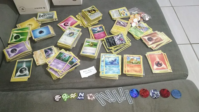 Coleção Pokémon TCG +de 660 cartas Originais COPAG + Marcadores + Moedas Oficiais