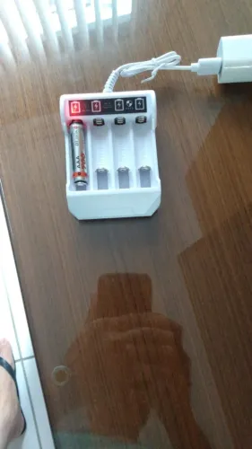 Carregador de baterias e pilhas pela porta Usb carrega 1.2.3 e 4 AA e AAA pela Porta Usb